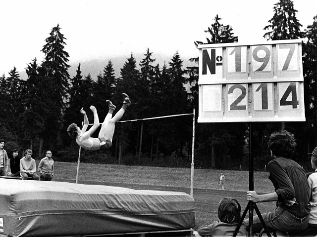 07.jpg - Beim Sprung über eine Rekordhöhe 1976